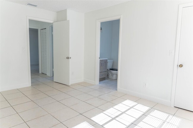 11680 NW 39th St in Coral Springs, FL - Building Photo - Building Photo