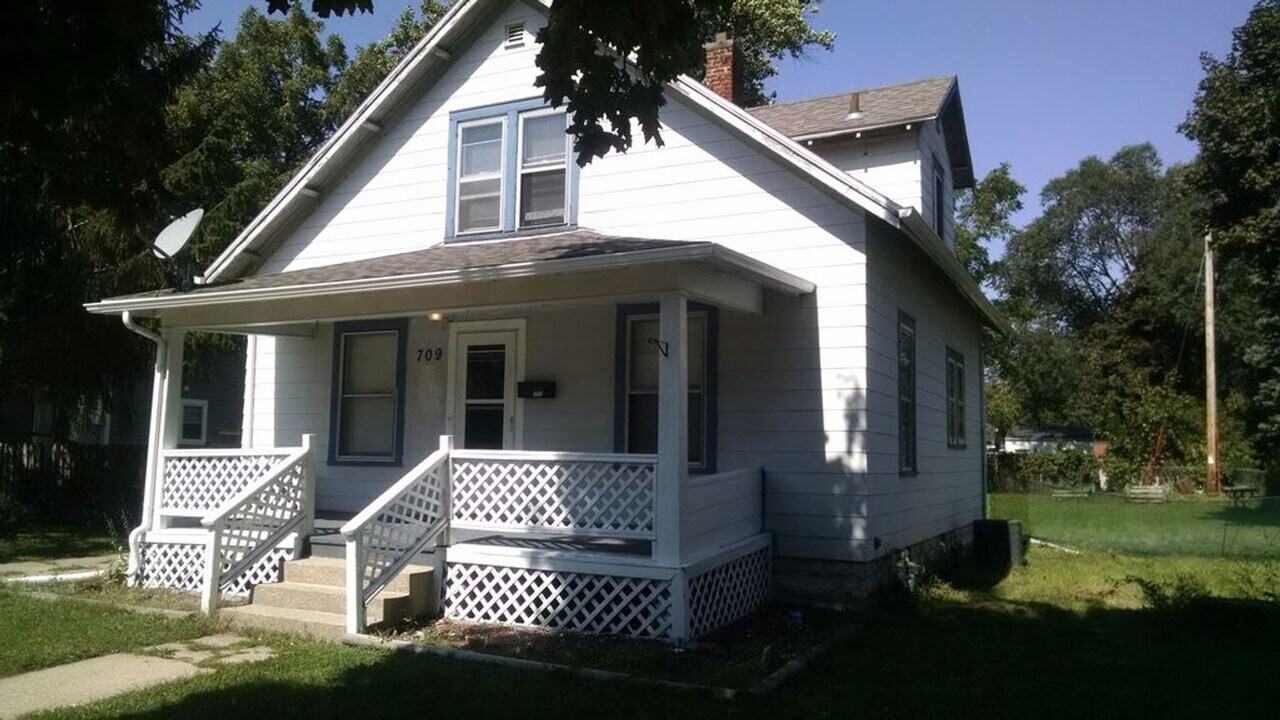 709 E Memorial Dr in Janesville, WI - Foto de edificio