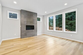 13828 SE Glenwood St in Portland, OR - Building Photo - Building Photo