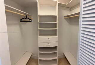 2501 Brickell Ave, Unit 209 in Miami, FL - Foto de edificio - Building Photo