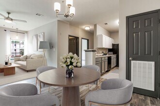 Majestic Oaks in Pensacola, FL - Foto de edificio - Building Photo