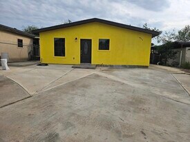 4933 Franzetta St in Laredo, TX - Building Photo