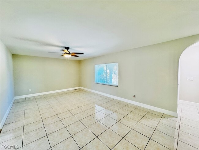5015 Lee Blvd in Lehigh Acres, FL - Foto de edificio - Building Photo