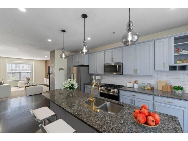 8085 Central Park Way in Maple Grove, MN - Foto de edificio - Building Photo