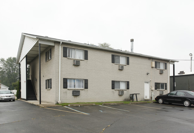 Water Creek Apartments in Garden City, MI - Building Photo - Building Photo