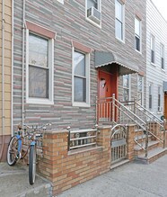 6707 Forest Ave in Ridgewood, NY - Foto de edificio - Building Photo