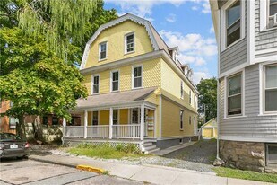 13 Lincoln St in Newport, RI - Building Photo