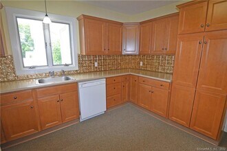 405 Maple Ave in Cheshire, CT - Building Photo - Building Photo