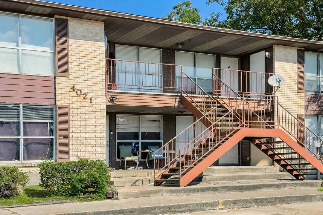 4021 Briar Hollow Dr in Dickinson, TX - Building Photo