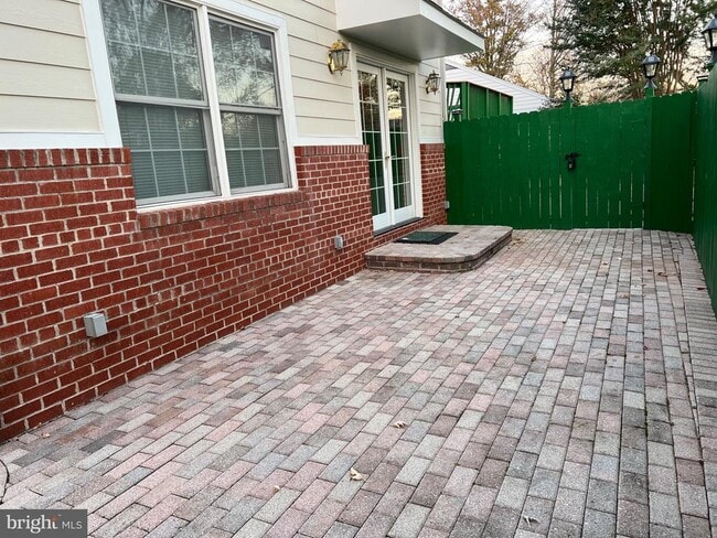 7703 Newcastle Dr in Annandale, VA - Building Photo - Building Photo