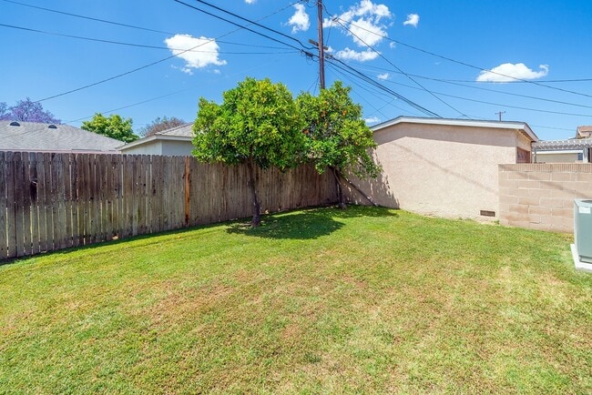 5812 E Killdee St in Long Beach, CA - Building Photo - Building Photo