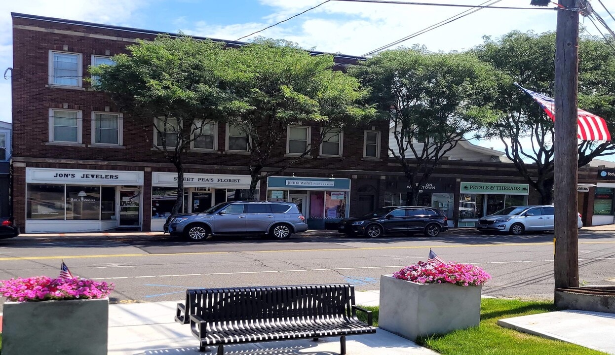 701 Main St, Unit Apt 1-1 in Watertown, CT - Building Photo