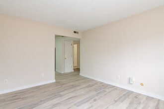 Forest Creek Apartments in St. Louis, MO - Foto de edificio - Building Photo