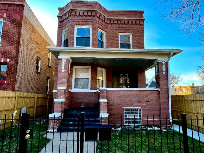 6744 S St Lawrence Ave in Chicago, IL - Building Photo - Building Photo