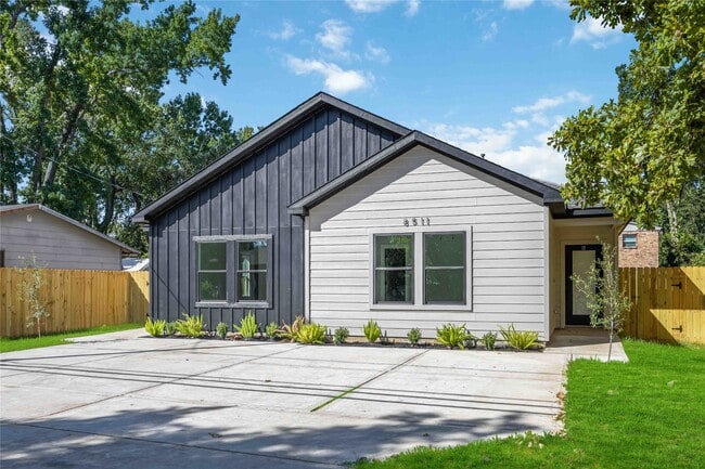 8511 Prairie View Dr in Houston, TX - Building Photo - Building Photo