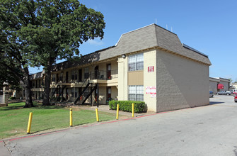 T P Las Palmas in Irving, TX - Building Photo - Building Photo