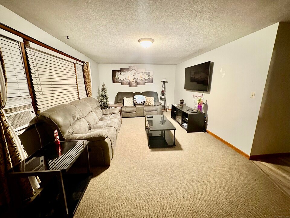 26 Upton St in New Britain, CT - Building Photo