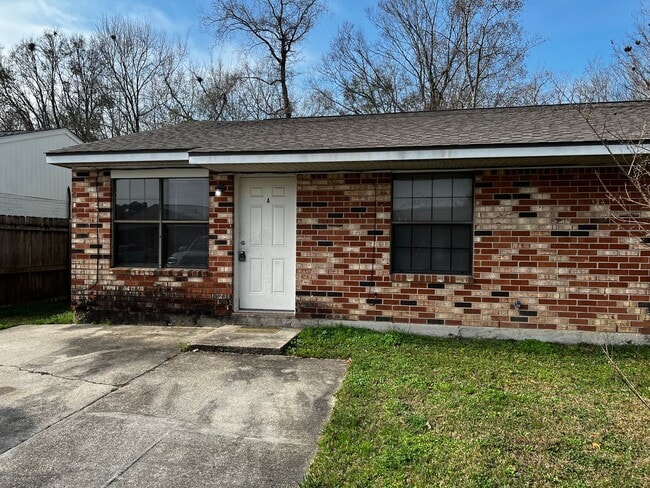 property at 405 Knollwood Cir