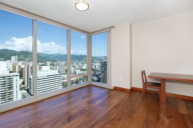 1555 Kapiolani Blvd in Honolulu, HI - Building Photo - Building Photo