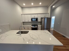 130 Cross St, Unit 1T in Somerville, MA - Foto de edificio - Building Photo