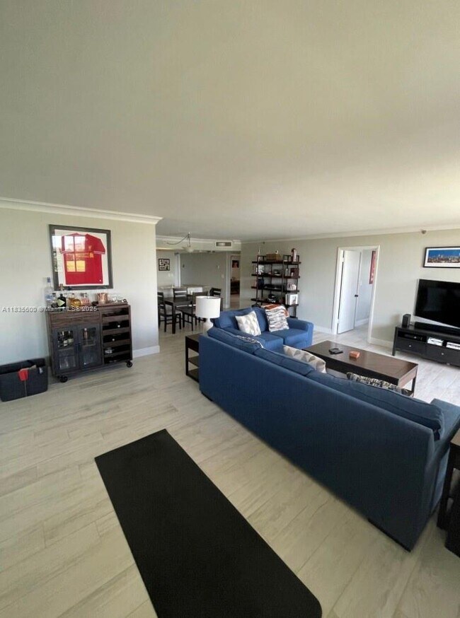 3300 W Rolling Hills Cir in Davie, FL - Building Photo - Building Photo