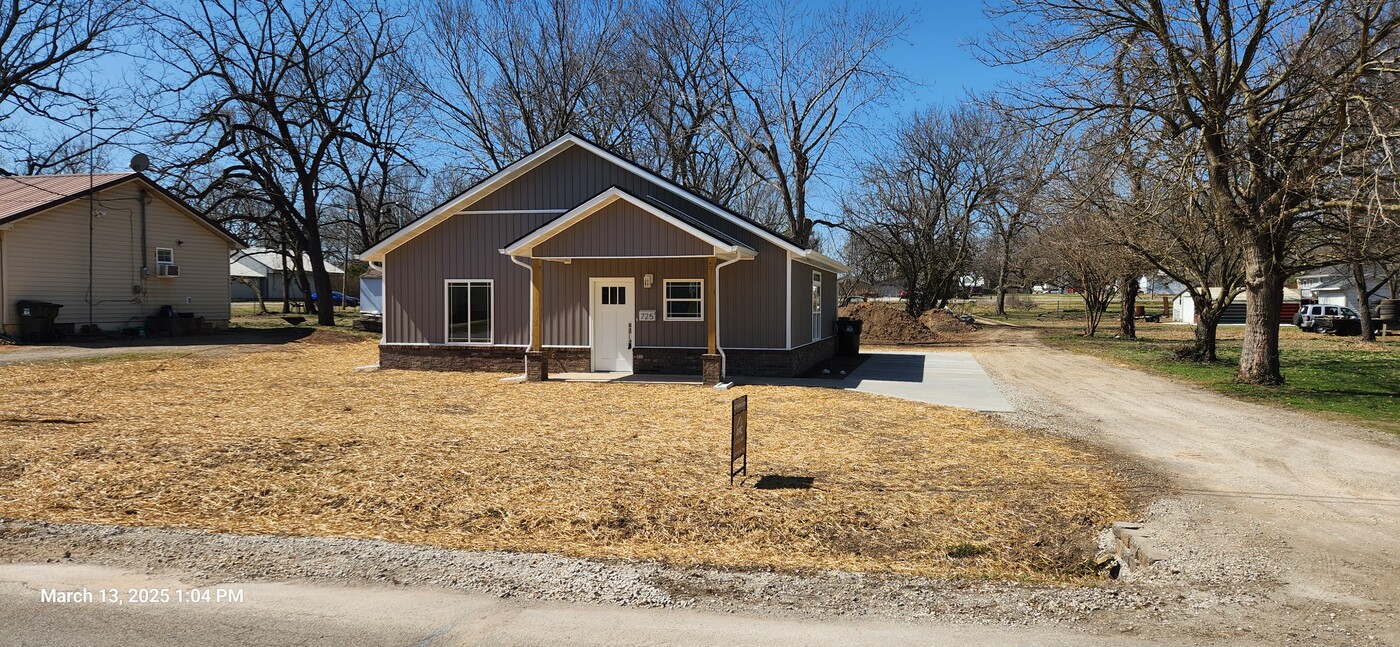 725 S Griffith Ave in Aurora, MO - Foto de edificio