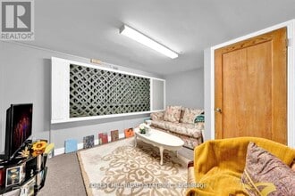 996 Bayview Ave in Toronto, ON - Building Photo - Building Photo