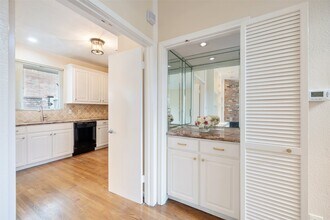 5850 Valley Forge Dr in Houston, TX - Building Photo - Building Photo
