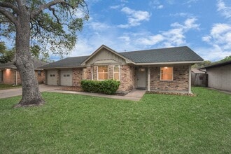 8022 Sharpview Dr in Houston, TX - Building Photo - Building Photo