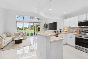 10123 N Military Trl in West Palm Beach, FL - Building Photo