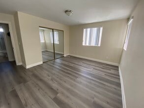 338 E 36th St, Unit Five br 4 bath 4 parking in Los Angeles, CA - Foto de edificio - Building Photo