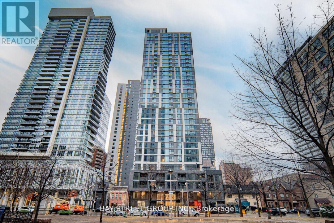 65-2165 Mutual St in Toronto, ON - Building Photo