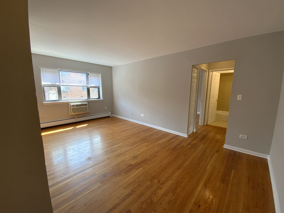 524 W Oakdale Ave, Unit 508 in Chicago, IL - Building Photo