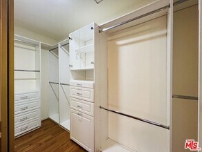 5241 W Goldenwood Dr in Inglewood, CA - Foto de edificio - Building Photo