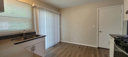 336 Burr Oak Cir in Cary, IL - Building Photo - Building Photo