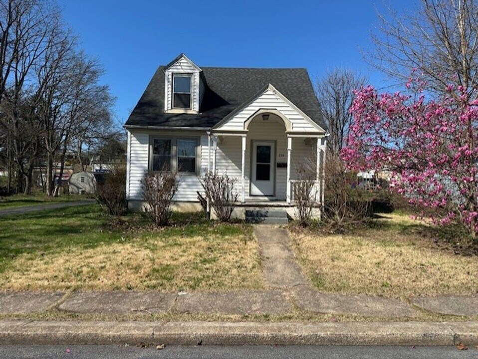 219 Redwood St in Harrisburg, PA - Building Photo