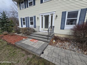 15 Clippership Ln in Waterford, NY - Foto de edificio - Building Photo