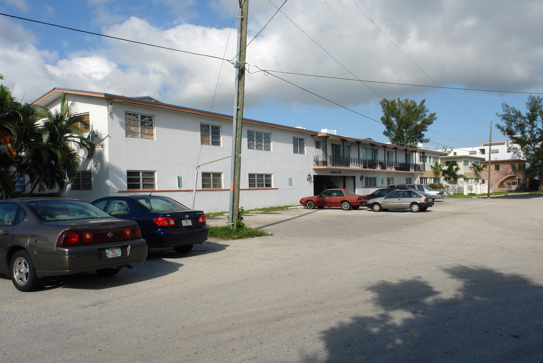 Biarritz Place in Miami Beach, FL - Foto de edificio