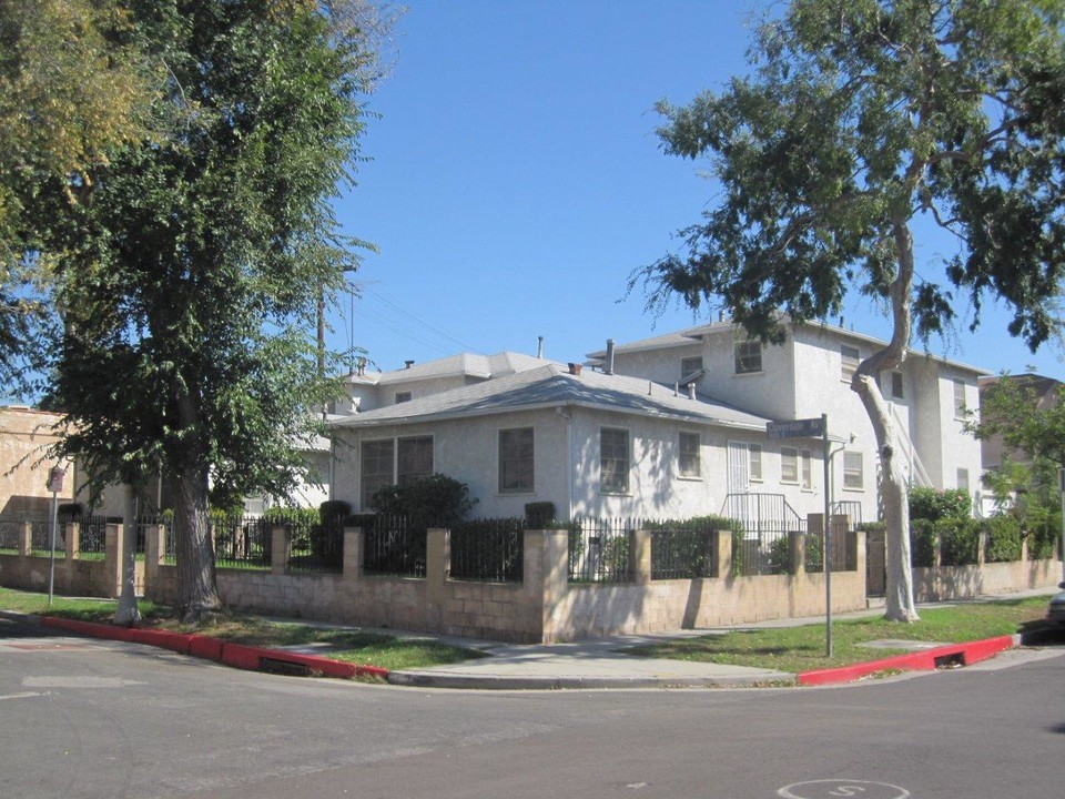 1612-1616 S Cloverdale Ave in Los Angeles, CA - Foto de edificio