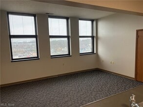 59 Lincoln Way E in Massillon, OH - Foto de edificio - Building Photo