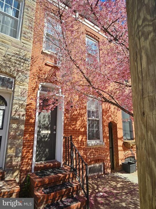 214 E Barney St in Baltimore, MD - Building Photo