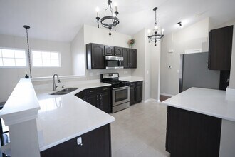 1084 Park Hill Cir in Aurora, IL - Building Photo - Building Photo