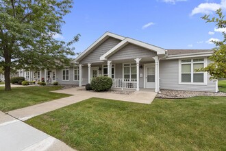 Lakefront Manor Apartments and Villas in Oshkosh, WI - Foto de edificio - Building Photo