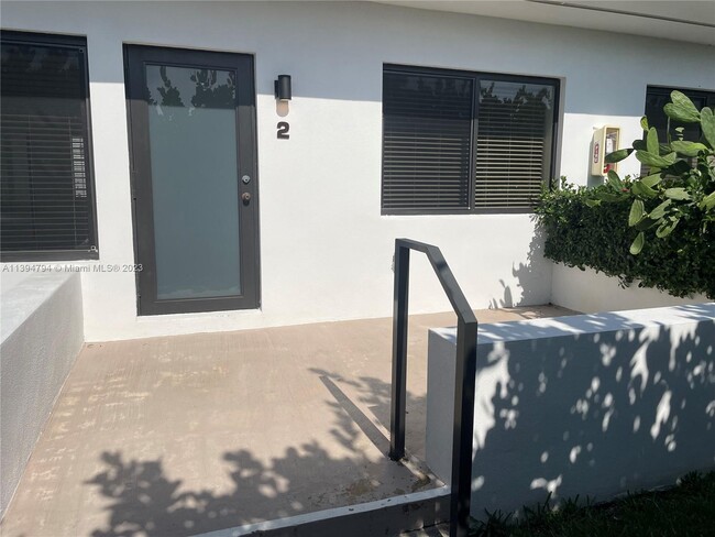 1765 Normandy Dr-Unit -2 in Miami Beach, FL - Foto de edificio - Building Photo