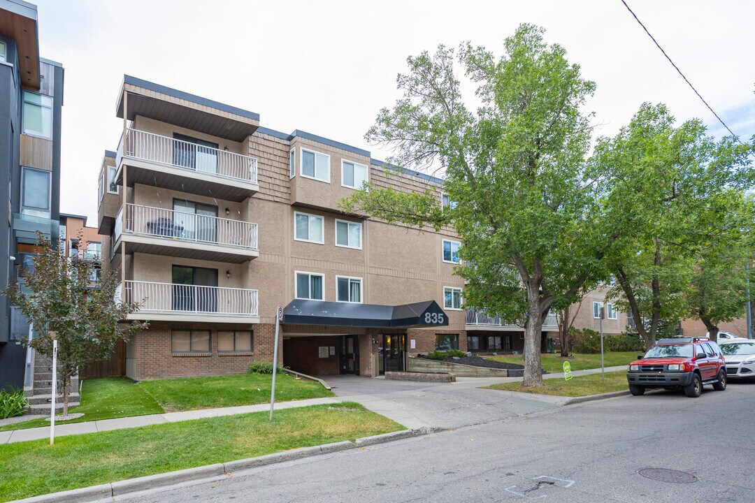 835 19th Ave SW in Calgary, AB - Building Photo