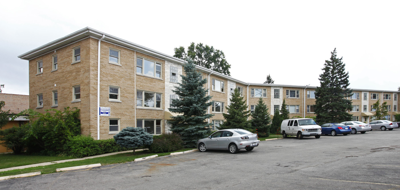7626-7632 1/2 N Milwaukee Ave in Niles, IL - Foto de edificio