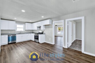 907 NW Main St in Ennis, TX - Foto de edificio - Building Photo