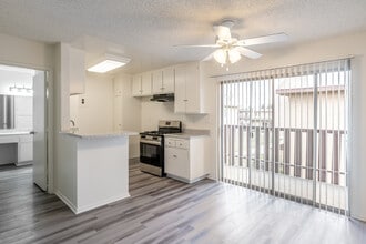 Village Meadows in Santa Ana, CA - Foto de edificio - Interior Photo
