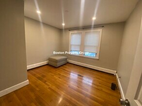 33 Oldfields Rd, Unit 4 in Boston, MA - Building Photo - Building Photo