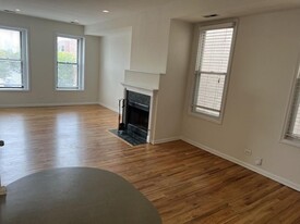 900 N Ashland Ave in Chicago, IL - Building Photo